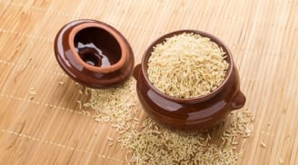 Tại sao dân gian có câu: 'Gạo đựng thùng gốm giàu 3 họ, gạo trong thùng nhựa khó 3 đời'? Nhà bạn thì sao?