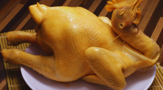 Thịt gà luộc nước lã vừa tanh vừa đỏ, luộc theo cách này gà vàng da, không nứt lại ngọt thịt