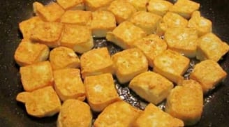 2 mẹo nhỏ giúp chiên đậu phụ vàng giòn, không dính chảo, không tốn dầu