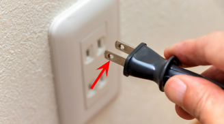 Công dụng đặc biệt của 2 chiếc lỗ nhỏ trên phích cắm chân dẹt, nhiều người chưa biết