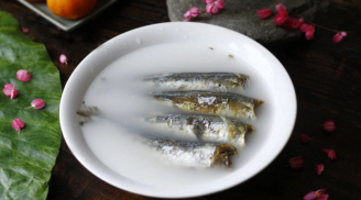 Vì sao nên ngâm cá khô với nước vo gạo trước khi chiên?