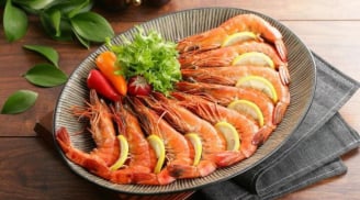 Luộc tôm đừng cho gừng, hành mà mất ngon: Thêm vào thứ này tôm đỏ au, ngọt lịm, không bị tanh