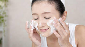 Rửa mặt tưởng đơn giản nhưng nhiều người đang làm sai, khiến da dễ khô và nhanh lão hóa