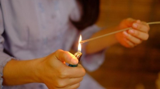 Thắp hương nên mở cửa hay đóng cửa? Cách làm đúng nhiều người đang hiểu sai