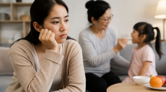 Để mẹ chồng chăm con, một ngày tôi giật mình con như không phải con mình nữa