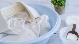 Mẹo tẩy sạch quần áo trắng bị ngả màu cháo lòng, ố vàng