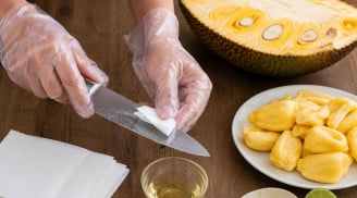 Mẹo làm sạch nhựa mít dính dao, dính tay cực nhanh: Đừng rửa nước ngay kẻo càng dính