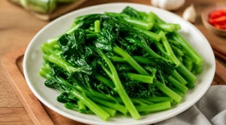 Vì sao rau luộc dễ mất màu, chuyển xanh sang vàng úa? Mẹo đơn giản giúp rau xanh mướt, để lâu vẫn đẹp mắt