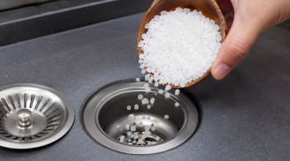 Vì sao nên đổ muối hạt xuống nắp cống? Mẹo nhỏ giúp hạn chế nhiều phiền toái mà nhiều người đang làm theo