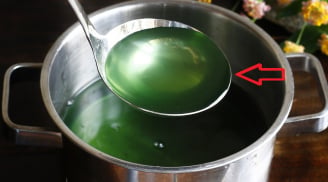 Vì sao nước luộc rau chuyển sang màu xanh đậm? Có ăn được không?