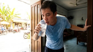 Nhiều người uống nước đá ngay sau khi đi ngoài trời nắng mà không biết điều này