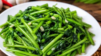 Xào rau theo cách này, rau giòn xanh mướt, nhìn là muốn ăn