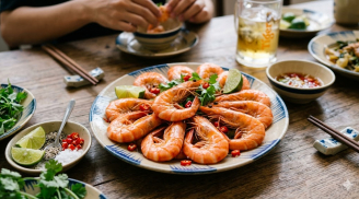 Luộc tôm cứ cho thứ này vào, tôm đỏ au, chắc thịt, không tanh