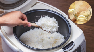 Vì sao khi nấu cơm nên thêm một thìa giấm vào nồi?