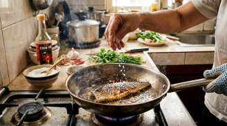 Mẹo rán cá 'bất bại': Chỉ cần thêm chút muối vào chảo, cá vàng giòn, không dính chảo!