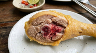 Tại sao thịt gà luộc kỹ vẫn đỏ xương?