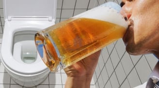 Đổ lon bia uống dở vào nhà vệ sinh: Ai ngờ điều kỳ diệu xảy ra, tiết kiệm tiền triệu mỗi tháng
