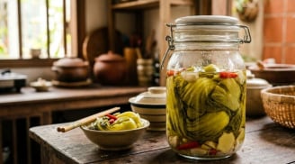 Nước dưa muối không phải thứ bỏ đi: Có 5 cách dùng ít người biết