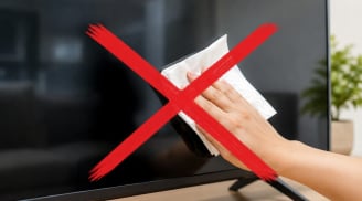 Tại sao không nên dùng giấy ăn lau màn hình tivi?