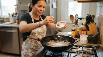 Tại sao trước khi chiên rán, bạn nên rắc một chút bột năng vào chảo dầu?