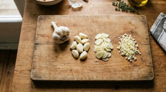 Khi nấu ăn, dùng tỏi băm, giã hay đập dập thì thơm ngon hơn?