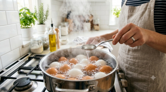 Luộc trứng đừng chỉ cho nước lã: Thêm một nguyên liệu quen thuộc, bóc vỏ dễ, lòng đỏ đẹp
