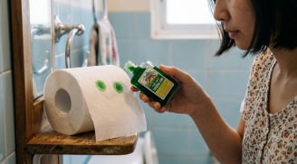 Vì sao bạn nên nhỏ vài giọt dầu gió vào cuộn giấy vệ sinh?