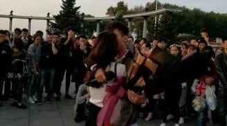 Chàng trai cầu hôn bạn gái bằng xe hơi và 999 hộp Quatrian Shbet nhận ngay gây tranh cãi