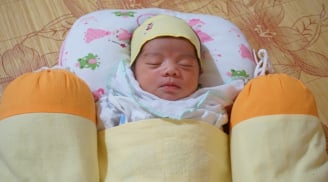 Xót thương bé gái 2 ngày tuổi xinh đẹp bị bỏ rơi trước cổng chùa