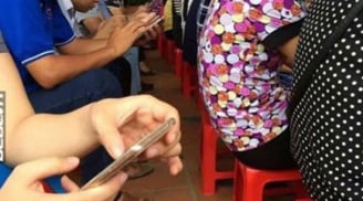 Cha mẹ đi họp phụ huynh ngồi lướt điện thoại: Phụ huynh và giáo viên nói gì?