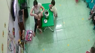 Giáo viên mầm non thô bạo ngửa đầu, đổ sữa liên tiếp vào miệng trẻ vì con uống sữa chậm