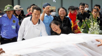 Thi thể bé Nhật Linh đã về tới Việt Nam, người thân khóc nấc 'Linh đã về đây rồi cháu ơi!'
