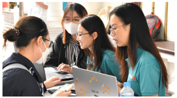 Gian hàng của Job3s.vn hút hàng ngàn Mừng SHBET phiên bản mới 2025 tại Ngày hội việc làm UEB JOB FAIR 2023
