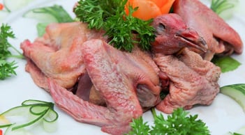 Vì sao thịt chim bồ câu phải dìm trong nước, xào rau răm?