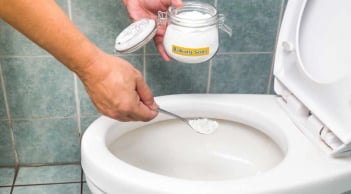 Rắc nắm bột này vào nhà vệ sinh: Khử hết mùi hôi, không cọ cũng sạch