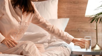 Vì sao nên uống ngụm nước nhỏ trước khi ngủ?