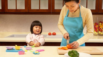 Mẹ dạy con gái đảm đang thành 'nàng tố nữ' dễ thương