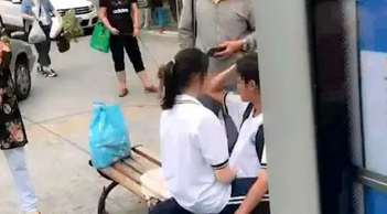Cặp đôi trung học vô tư diễn 'cảnh nóng' trên phố, người đi đường nhức mắt vào can thiệp mới bẽn lẽn rời đi