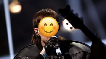 Một ca sĩ đình đám bị đe dọa vì bài hát công kích phụ nữ nên buộc phải hủy concert sắp diễn ra?