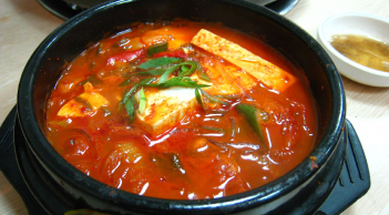 Canh kim chi ba chỉ vừa thơm vừa ngậy, càng ăn càng cuốn