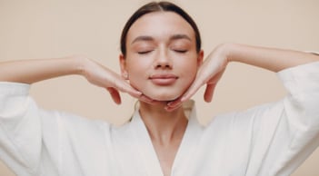 Bác sĩ da liễu chỉ ra 6 thói quen đơn giản giúp làm chậm lão hóa và giữ da luôn tươi trẻ