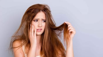 5 thói quen mùa hè khiến tóc khô xơ, rụng nhiều và ngả màu dù không nhuộm