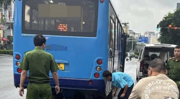 Hơn chục người hợp sức nâng xe buýt cứu nữ tài xế mắc kẹt dưới gầm