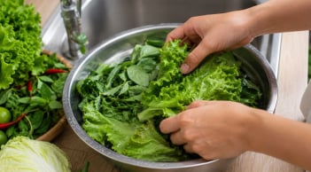 Ngâm rau sống bằng nước muối: Nhiều người đang làm sai, vô tình “rước” thêm nguy cơ