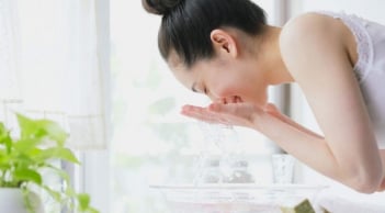 4 sai lầm chăm da mùa hè khiến da dễ nổi mụn, xỉn màu và nhanh xuống cấp