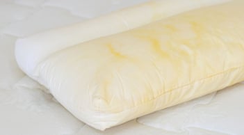Mẹo làm sạch ruột gối bị ố vàng