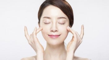 Làn da sần sùi, lỗ chân lông to cải thiện rõ rệt nhờ thay đổi cách rửa mặt và dùng serum đúng cách