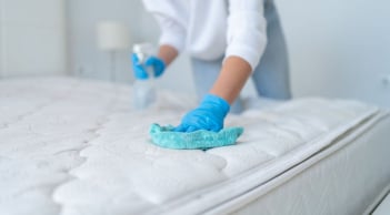 Mẹo vệ sinh đệm tại nhà: Không cần giặt vẫn sạch sẽ, thơm tho