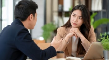 Bị góp ý phản ứng thế nào thể hiện EQ cao? 5 cách xử lý khiến người khác nể hơn tranh cãi