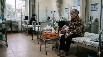 Mẹ chồng nhập viện chỉ nhận một thùng mì từ con dâu, nghe lý do phía sau ai cũng lặng người